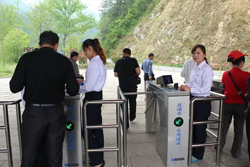 那么景區(qū)通道閘如何選擇？景區(qū)通道閘選擇要注意哪些問題？